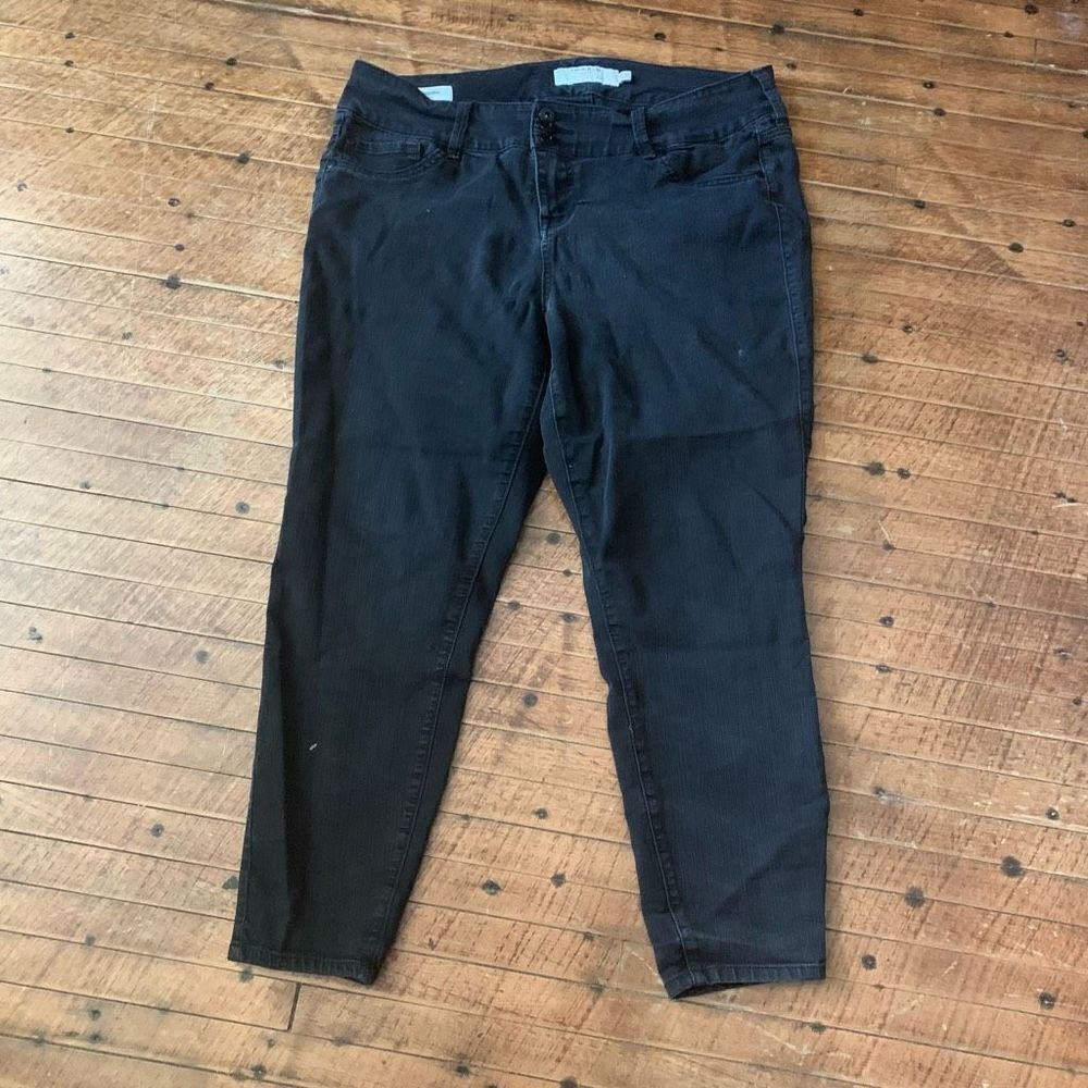 Torrid 18S black normcore stretchy cropped jeggings